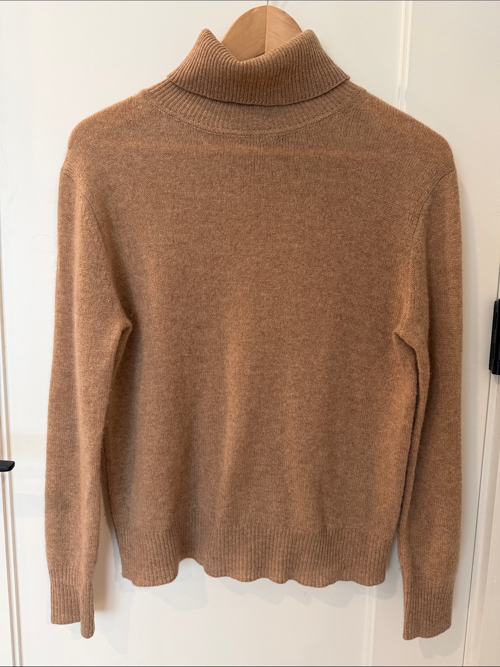 Classic 360 Cashmere Women's Camel Turtleneck Sweater XS